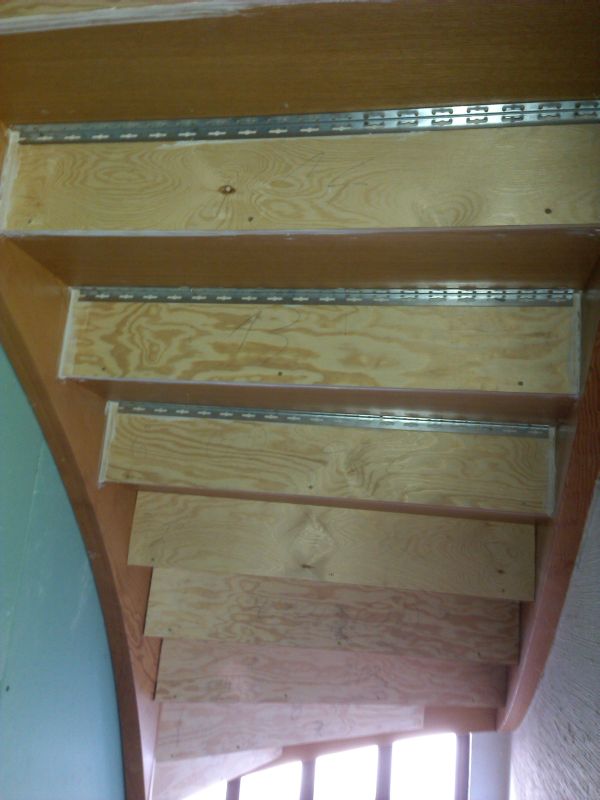 BAU.DE / BAU-Forum: 1. Bild zu Frage "Wangenholztreppe dämmen & brandschutzsicher verschließen: Schallschutz, Dämmung, Kosten" im BAU-Forum "Ausbauarbeiten" BAU.DE / BAU-Forum: 1. Bild zu Frage "Wangenholztreppe dämmen & brandschutzsicher verschließen: Schallschutz, Dämmung, Kosten" im BAU-Forum "Ausbauarbeiten"