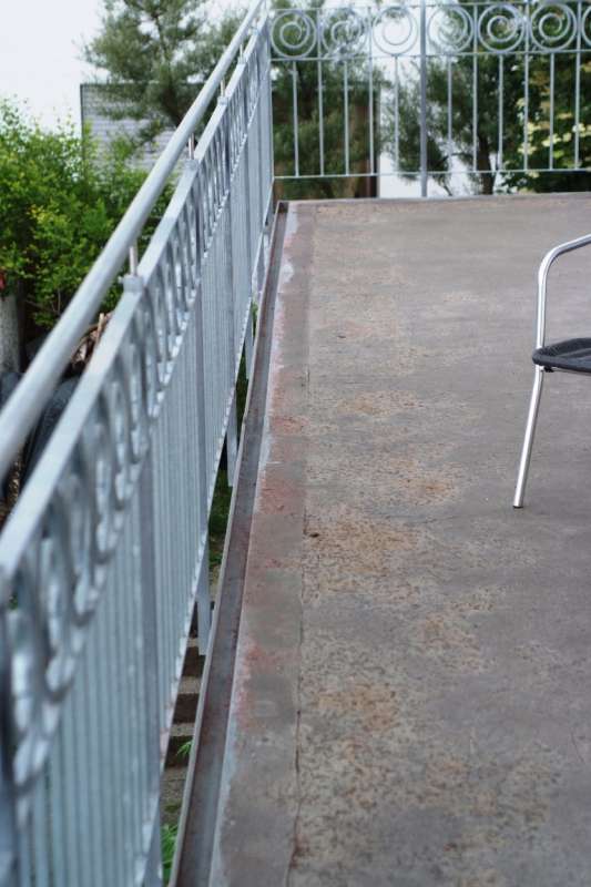 BAU.DE / BAU-Forum: 2. Bild zu Antwort "Balkonabdichtung: Fotos zur Veranschaulichung des Problems" auf die Frage "Zinkblech an Balkonabdichtung (Dichtschlämme) anschließen: Material, Abdichtung & Vorgehen?" im BAU-Forum "Außenwände und Fassaden" BAU.DE / BAU-Forum: 2. Bild zu Antwort "Balkonabdichtung: Fotos zur Veranschaulichung des Problems" auf die Frage "Zinkblech an Balkonabdichtung (Dichtschlämme) anschließen: Material, Abdichtung & Vorgehen?" im BAU-Forum "Außenwände und Fassaden"