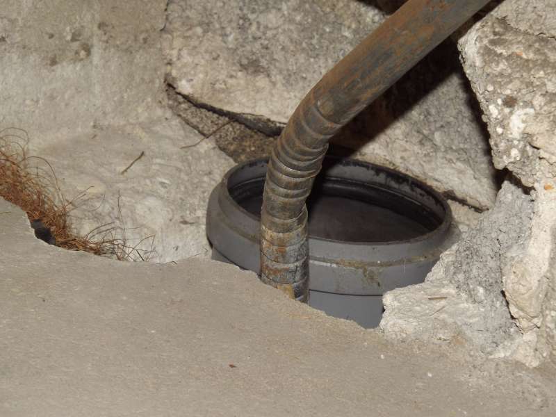 BAU.DE / BAU-Forum: 4. Bild zu Frage "Feuchtigkeitsschaden Außenwand: Ursachen, Schimmelbildung & Sanierung bei Fallrohr?" im BAU-Forum "Außenwände und Fassaden" BAU.DE / BAU-Forum: 4. Bild zu Frage "Feuchtigkeitsschaden Außenwand: Ursachen, Schimmelbildung & Sanierung bei Fallrohr?" im BAU-Forum "Außenwände und Fassaden"