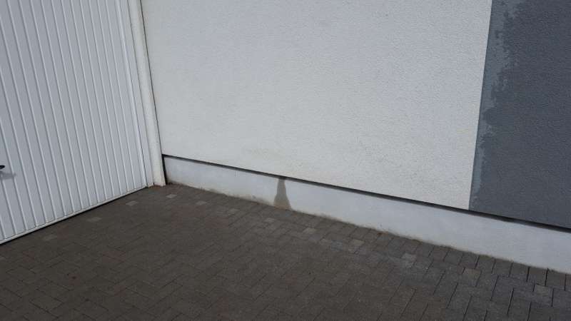 BAU.DE / BAU-Forum: 1. Bild zu Frage "Nasse Fassade & Rinnsal am Kellersockel: Ursachen, Sanierung & Kosten?" im BAU-Forum "Außenwände und Fassaden" BAU.DE / BAU-Forum: 1. Bild zu Frage "Nasse Fassade & Rinnsal am Kellersockel: Ursachen, Sanierung & Kosten?" im BAU-Forum "Außenwände und Fassaden"