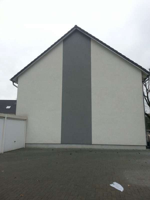 BAU.DE / BAU-Forum: 1. Bild zu Antwort "Giebelwand: Fotos zur Analyse der Fassadenprobleme" auf die Frage "Nasse Fassade & Rinnsal am Kellersockel: Ursachen, Sanierung & Kosten?" im BAU-Forum "Außenwände und Fassaden" BAU.DE / BAU-Forum: 1. Bild zu Antwort "Giebelwand: Fotos zur Analyse der Fassadenprobleme" auf die Frage "Nasse Fassade & Rinnsal am Kellersockel: Ursachen, Sanierung & Kosten?" im BAU-Forum "Außenwände und Fassaden"