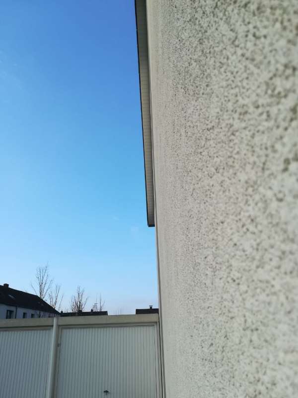 BAU.DE / BAU-Forum: 3. Bild zu Antwort "Giebelwand: Fotos zur Analyse der Fassadenprobleme" auf die Frage "Nasse Fassade & Rinnsal am Kellersockel: Ursachen, Sanierung & Kosten?" im BAU-Forum "Außenwände und Fassaden" BAU.DE / BAU-Forum: 3. Bild zu Antwort "Giebelwand: Fotos zur Analyse der Fassadenprobleme" auf die Frage "Nasse Fassade & Rinnsal am Kellersockel: Ursachen, Sanierung & Kosten?" im BAU-Forum "Außenwände und Fassaden"