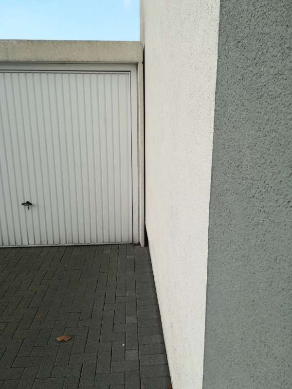 BAU.DE / BAU-Forum: 1. Bild zu Antwort "Garage & Fassade: Kein Verbund, 2 cm Abstand" auf die Frage "Nasse Fassade & Rinnsal am Kellersockel: Ursachen, Sanierung & Kosten?" im BAU-Forum "Außenwände und Fassaden" BAU.DE / BAU-Forum: 1. Bild zu Antwort "Garage & Fassade: Kein Verbund, 2 cm Abstand" auf die Frage "Nasse Fassade & Rinnsal am Kellersockel: Ursachen, Sanierung & Kosten?" im BAU-Forum "Außenwände und Fassaden"