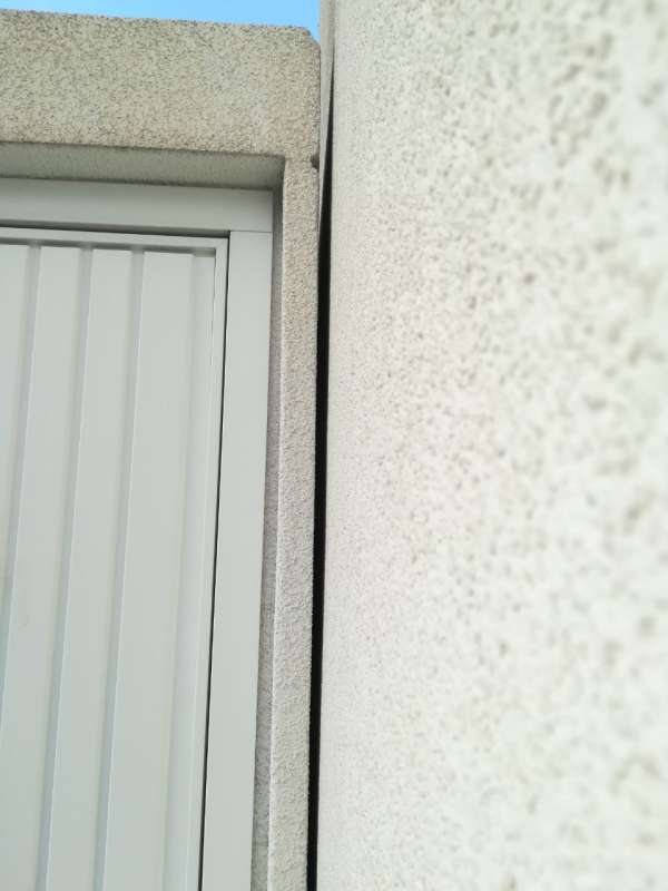 BAU.DE / BAU-Forum: 2. Bild zu Antwort "Garage & Fassade: Kein Verbund, 2 cm Abstand" auf die Frage "Nasse Fassade & Rinnsal am Kellersockel: Ursachen, Sanierung & Kosten?" im BAU-Forum "Außenwände und Fassaden" BAU.DE / BAU-Forum: 2. Bild zu Antwort "Garage & Fassade: Kein Verbund, 2 cm Abstand" auf die Frage "Nasse Fassade & Rinnsal am Kellersockel: Ursachen, Sanierung & Kosten?" im BAU-Forum "Außenwände und Fassaden"