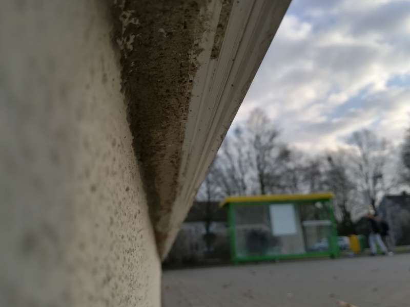 BAU.DE / BAU-Forum: 5. Bild zu Antwort "Garage & Fassade: Kein Verbund, 2 cm Abstand" auf die Frage "Nasse Fassade & Rinnsal am Kellersockel: Ursachen, Sanierung & Kosten?" im BAU-Forum "Außenwände und Fassaden" BAU.DE / BAU-Forum: 5. Bild zu Antwort "Garage & Fassade: Kein Verbund, 2 cm Abstand" auf die Frage "Nasse Fassade & Rinnsal am Kellersockel: Ursachen, Sanierung & Kosten?" im BAU-Forum "Außenwände und Fassaden"