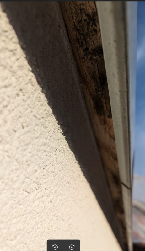 BAU.DE / BAU-Forum: 2. Bild zu Frage "Schwarze Flecken Bauholz Garage: Schimmel oder harmlose Verfärbung? Ursachen & Sanierung" im BAU-Forum "Außenwände und Fassaden" BAU.DE / BAU-Forum: 2. Bild zu Frage "Schwarze Flecken Bauholz Garage: Schimmel oder harmlose Verfärbung? Ursachen & Sanierung" im BAU-Forum "Außenwände und Fassaden"