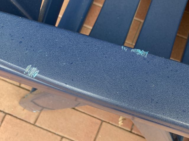 BAU.DE / BAU-Forum: 2. Bild zu Frage "Nagespuren an Gartenmöbeln aus Kunststoff: Ursachenforschung & Schutzmaßnahmen?" im BAU-Forum "Balkon und Terrasse" BAU.DE / BAU-Forum: 2. Bild zu Frage "Nagespuren an Gartenmöbeln aus Kunststoff: Ursachenforschung & Schutzmaßnahmen?" im BAU-Forum "Balkon und Terrasse"