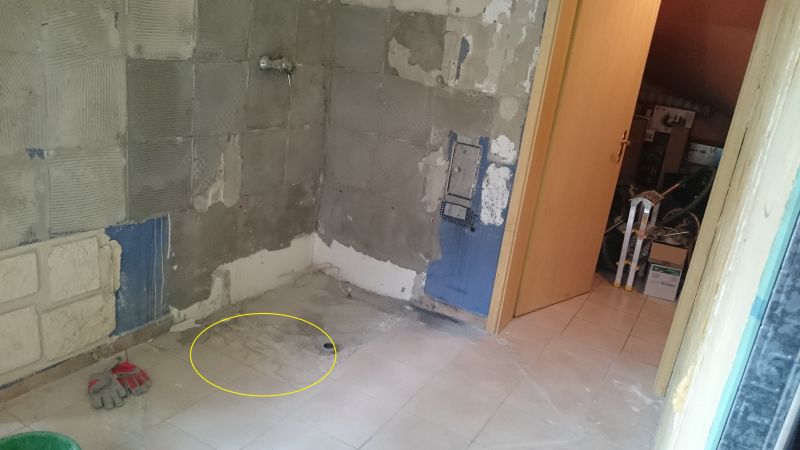 BAU.DE / BAU-Forum: 1. Bild zu Frage "Fliesen im Keller verlegen: Duschwanne entfernen, Boden vorbereiten & Kosten?" im BAU-Forum "Estrich und Bodenbeläge" BAU.DE / BAU-Forum: 1. Bild zu Frage "Fliesen im Keller verlegen: Duschwanne entfernen, Boden vorbereiten & Kosten?" im BAU-Forum "Estrich und Bodenbeläge"