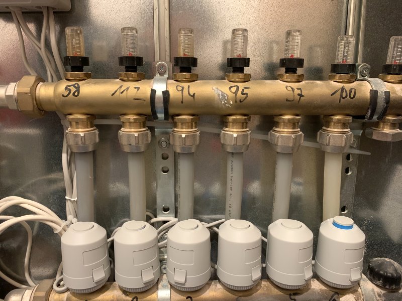 BAU.DE / BAU-Forum: 1. Bild zu Frage "Fußbodenheizung im Bad wird nicht warm: Durchfluss prüfen, Stellmotoren & Ursachenforschung" im BAU-Forum "Fußbodenheizungen / Wandheizungen" BAU.DE / BAU-Forum: 1. Bild zu Frage "Fußbodenheizung im Bad wird nicht warm: Durchfluss prüfen, Stellmotoren & Ursachenforschung" im BAU-Forum "Fußbodenheizungen / Wandheizungen"