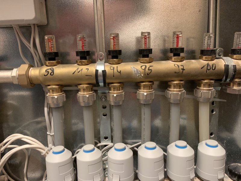 BAU.DE / BAU-Forum: 2. Bild zu Frage "Fußbodenheizung im Bad wird nicht warm: Durchfluss prüfen, Stellmotoren & Ursachenforschung" im BAU-Forum "Fußbodenheizungen / Wandheizungen" BAU.DE / BAU-Forum: 2. Bild zu Frage "Fußbodenheizung im Bad wird nicht warm: Durchfluss prüfen, Stellmotoren & Ursachenforschung" im BAU-Forum "Fußbodenheizungen / Wandheizungen"