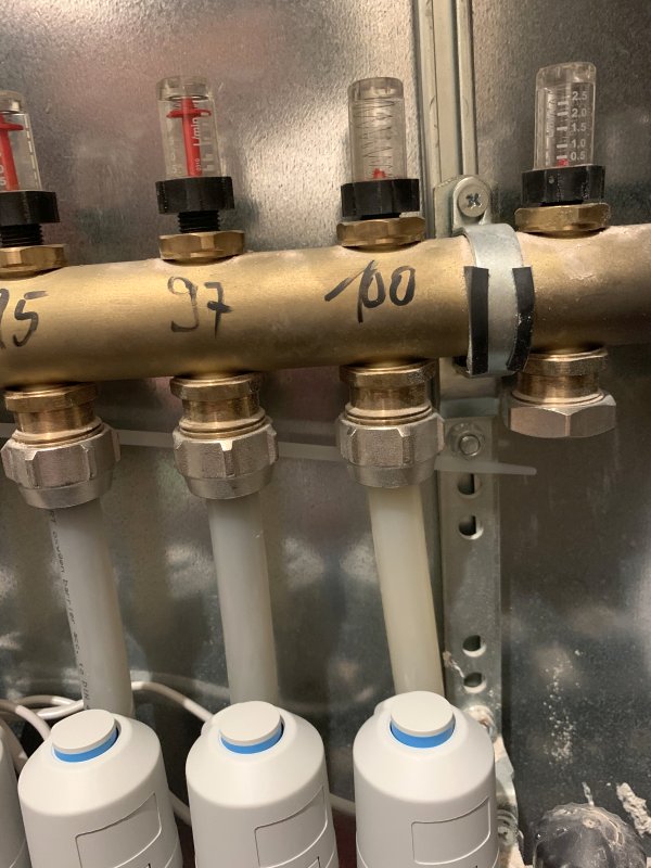 BAU.DE / BAU-Forum: 3. Bild zu Frage "Fußbodenheizung im Bad wird nicht warm: Durchfluss prüfen, Stellmotoren & Ursachenforschung" im BAU-Forum "Fußbodenheizungen / Wandheizungen" BAU.DE / BAU-Forum: 3. Bild zu Frage "Fußbodenheizung im Bad wird nicht warm: Durchfluss prüfen, Stellmotoren & Ursachenforschung" im BAU-Forum "Fußbodenheizungen / Wandheizungen"