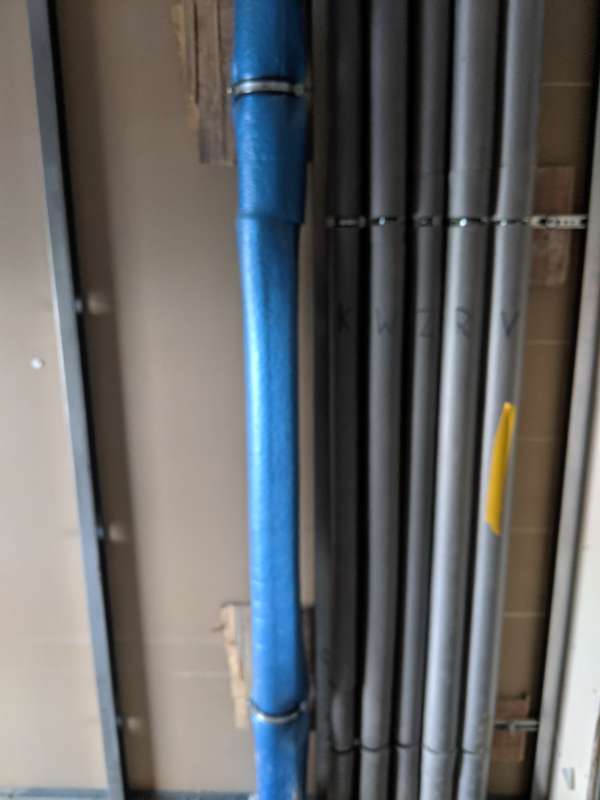 BAU.DE / BAU-Forum: 1. Bild zu Frage "Abwasserrohr hörbar: Schalldruck im Schlafzimmer – Ursachen, Schallschutz & Gutachter sinnvoll?" im BAU-Forum "Installation: Elektro, Gas, Wasser, Fernwärme etc." BAU.DE / BAU-Forum: 1. Bild zu Frage "Abwasserrohr hörbar: Schalldruck im Schlafzimmer – Ursachen, Schallschutz & Gutachter sinnvoll?" im BAU-Forum "Installation: Elektro, Gas, Wasser, Fernwärme etc."