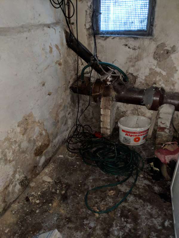 BAU.DE / BAU-Forum: 2. Bild zu Frage "Feuchter Keller im Altbau (1925): Ursachen, Sanierung & Kosten für Drainage?" im BAU-Forum "Keller" BAU.DE / BAU-Forum: 2. Bild zu Frage "Feuchter Keller im Altbau (1925): Ursachen, Sanierung & Kosten für Drainage?" im BAU-Forum "Keller"