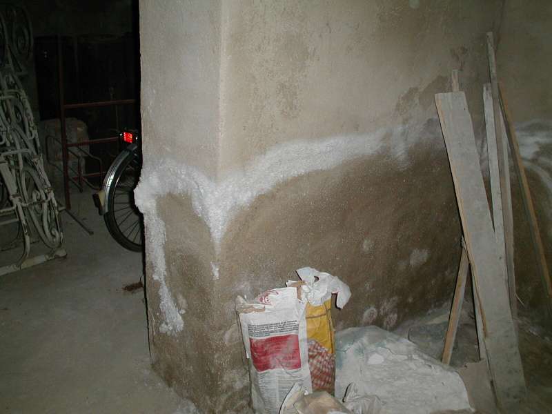 BAU.DE / BAU-Forum: 1. Bild zu Antwort "Feuchter Keller: Tauwasser vs. Wassereintritt – Ursachenanalyse" auf die Frage "Feuchter Keller im Altbau (1925): Ursachen, Sanierung & Kosten für Drainage?" im BAU-Forum "Keller" BAU.DE / BAU-Forum: 1. Bild zu Antwort "Feuchter Keller: Tauwasser vs. Wassereintritt – Ursachenanalyse" auf die Frage "Feuchter Keller im Altbau (1925): Ursachen, Sanierung & Kosten für Drainage?" im BAU-Forum "Keller"