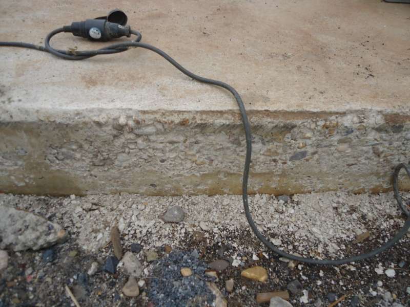 BAU.DE / BAU-Forum: 1. Bild zu Frage "Beton blättert nach 1,5 Jahren ab: Ursachen, Sanierung & Schutzmaßnahmen?" im BAU-Forum "Neubau" BAU.DE / BAU-Forum: 1. Bild zu Frage "Beton blättert nach 1,5 Jahren ab: Ursachen, Sanierung & Schutzmaßnahmen?" im BAU-Forum "Neubau"