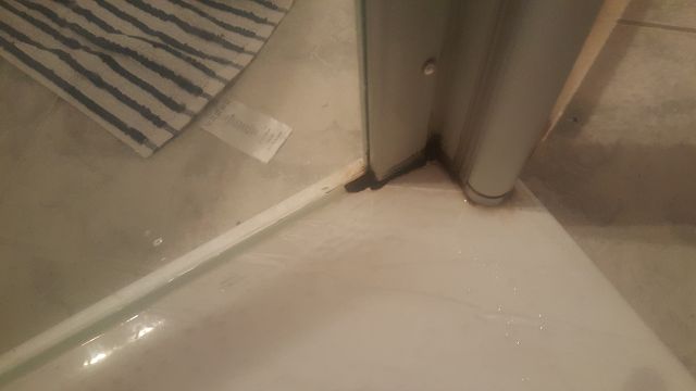 BAU.DE / BAU-Forum: 4. Bild zu Frage "Bad-Silikon brüchig durch schlechte Lüftung? Ursachen, Folgen & Sanierung" im BAU-Forum "Sanitär, Bad, Dusche, WC" BAU.DE / BAU-Forum: 4. Bild zu Frage "Bad-Silikon brüchig durch schlechte Lüftung? Ursachen, Folgen & Sanierung" im BAU-Forum "Sanitär, Bad, Dusche, WC"