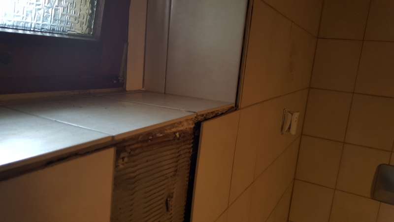 BAU.DE / BAU-Forum: 4. Bild zu Antwort "Anbei ein paar Bilder." auf die Frage "Feuchtigkeit im Bad nach Wasserschaden: Ursachen, Sanierung & Risiken für Außenwand?" im BAU-Forum "Modernisierung / Sanierung / Bauschäden" BAU.DE / BAU-Forum: 4. Bild zu Antwort "Anbei ein paar Bilder." auf die Frage "Feuchtigkeit im Bad nach Wasserschaden: Ursachen, Sanierung & Risiken für Außenwand?" im BAU-Forum "Modernisierung / Sanierung / Bauschäden"