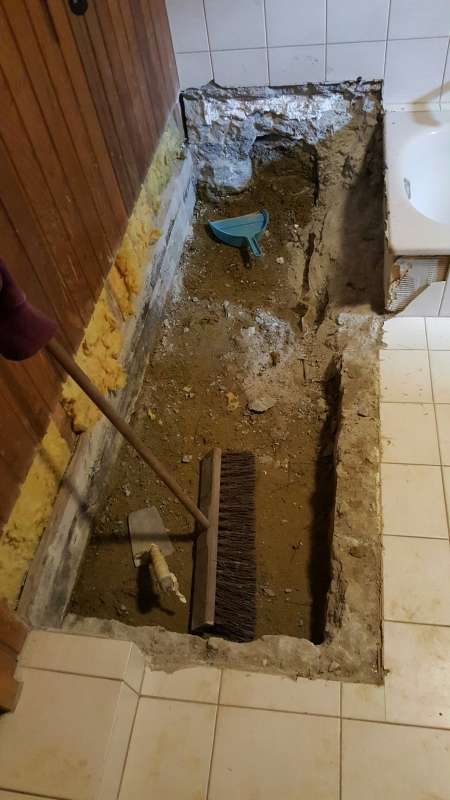 BAU.DE / BAU-Forum: 2. Bild zu Antwort "Badsanierung: Außenwand trocken – Kondenswasser als Ursache!" auf die Frage "Feuchtigkeit im Bad nach Wasserschaden: Ursachen, Sanierung & Risiken für Außenwand?" im BAU-Forum "Modernisierung / Sanierung / Bauschäden" BAU.DE / BAU-Forum: 2. Bild zu Antwort "Badsanierung: Außenwand trocken – Kondenswasser als Ursache!" auf die Frage "Feuchtigkeit im Bad nach Wasserschaden: Ursachen, Sanierung & Risiken für Außenwand?" im BAU-Forum "Modernisierung / Sanierung / Bauschäden"