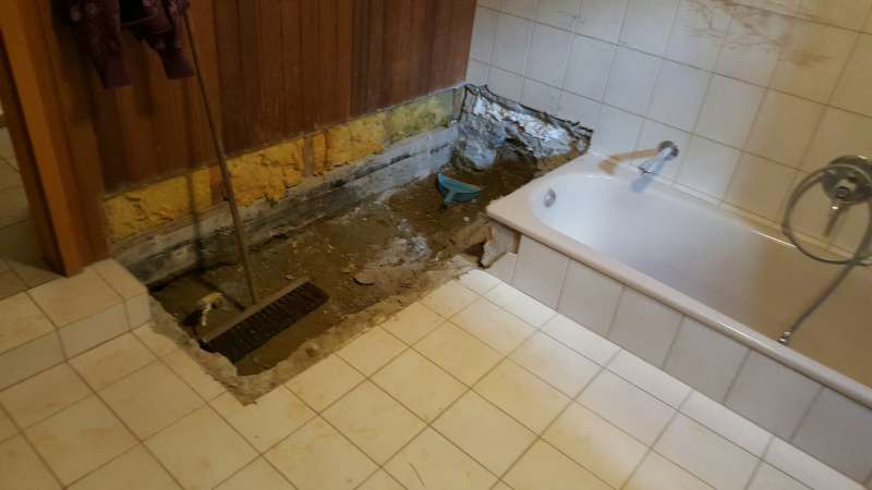 BAU.DE / BAU-Forum: 3. Bild zu Antwort "Badsanierung: Außenwand trocken – Kondenswasser als Ursache!" auf die Frage "Feuchtigkeit im Bad nach Wasserschaden: Ursachen, Sanierung & Risiken für Außenwand?" im BAU-Forum "Modernisierung / Sanierung / Bauschäden" BAU.DE / BAU-Forum: 3. Bild zu Antwort "Badsanierung: Außenwand trocken – Kondenswasser als Ursache!" auf die Frage "Feuchtigkeit im Bad nach Wasserschaden: Ursachen, Sanierung & Risiken für Außenwand?" im BAU-Forum "Modernisierung / Sanierung / Bauschäden"