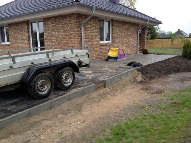 BAU.DE / BAU-Forum: 2. Bild zu Frage "Pflasterarbeiten Auffahrt & Kiesumrandung: Fachgerechte Ausführung, Risiken & Kosten?" im BAU-Forum "Tiefbau und Spezialtiefbau" BAU.DE / BAU-Forum: 2. Bild zu Frage "Pflasterarbeiten Auffahrt & Kiesumrandung: Fachgerechte Ausführung, Risiken & Kosten?" im BAU-Forum "Tiefbau und Spezialtiefbau"