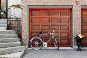 Eine Garage ist ein überdachter und oft verschließbarer Raum, der zum Abstellen von Fahrzeugen verwendet wird. Eine Garage ist ein überdachter und oft verschließbarer Raum, der zum Abstellen von Fahrzeugen verwendet wird.