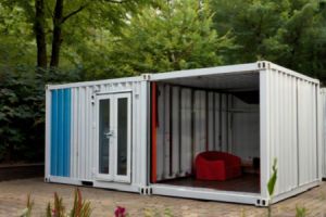 Ein Geräteschuppen ist ein kleiner, meist freistehender Bau, der zur Aufbewahrung von Werkzeugen, Gartengeräten und anderen Utensilien dient. Ein Geräteschuppen ist ein kleiner, meist freistehender Bau, der zur Aufbewahrung von Werkzeugen, Gartengeräten und anderen Utensilien dient.