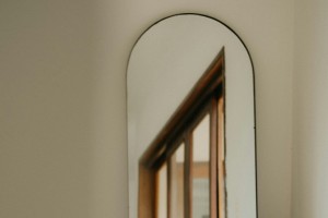 Spiegel im Flur - Gestaltungselement mit Wirkung - Bild: Mathilde Langevin / Unsplash Spiegel im Flur - Gestaltungselement mit Wirkung - Bild: Mathilde Langevin / Unsplash