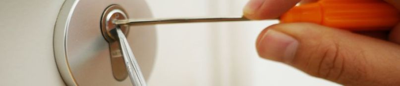 Aus dem Haus oder der Wohnung ausgesperrt? Wichtige Tipps zur Schlüsseldienstwahl Aus dem Haus oder der Wohnung ausgesperrt? Wichtige Tipps zur Schlüsseldienstwahl